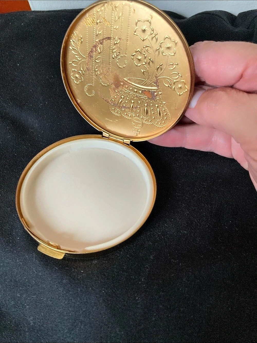 Engraved Gold-Tone Powder Compact - Picture 2 of 6
